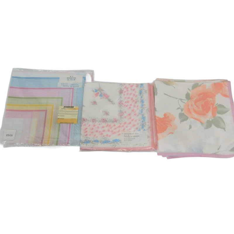 LOT 18 SERVIETTES DE TABLE 3 MODELES (6 DE CHAQUE)