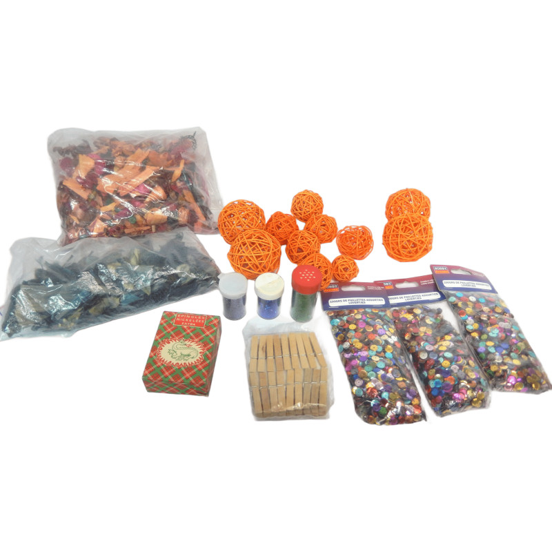 LOT DECOS DE TABLES PAILLETTES, BOULES, PINCES, ...