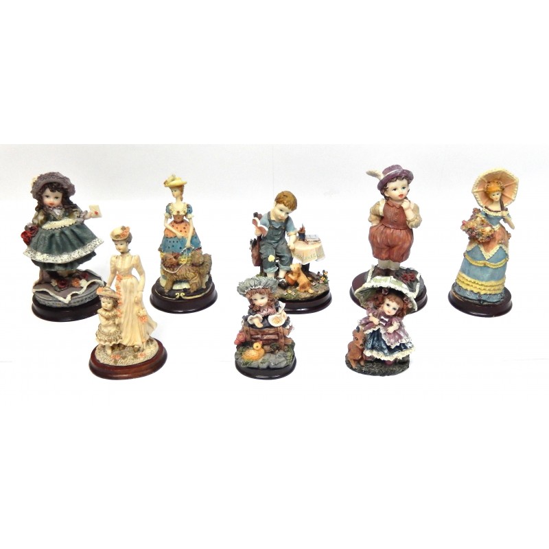 LOT DE 8 FIGURINES EN RESINE