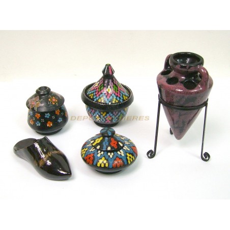 LOT DE 5 BIBELOTS (PIQUE FLEURS PETIT SABOT ET POTS AVEC COUVERCLE)