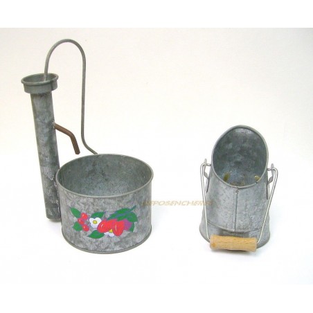 LOT 2 DECOS METAL GALVANISE POMPE A BRAS ET MINI-SEAU