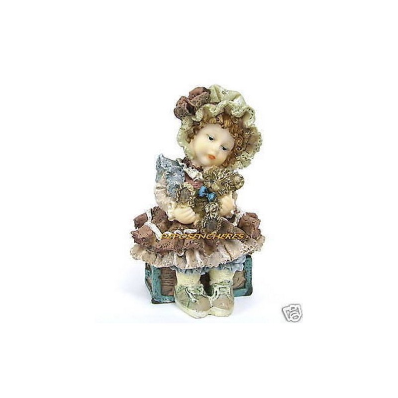 PETITE FILLE ASSISE SUR COFFRE RESINE BIRBA HAUT.13,5CM