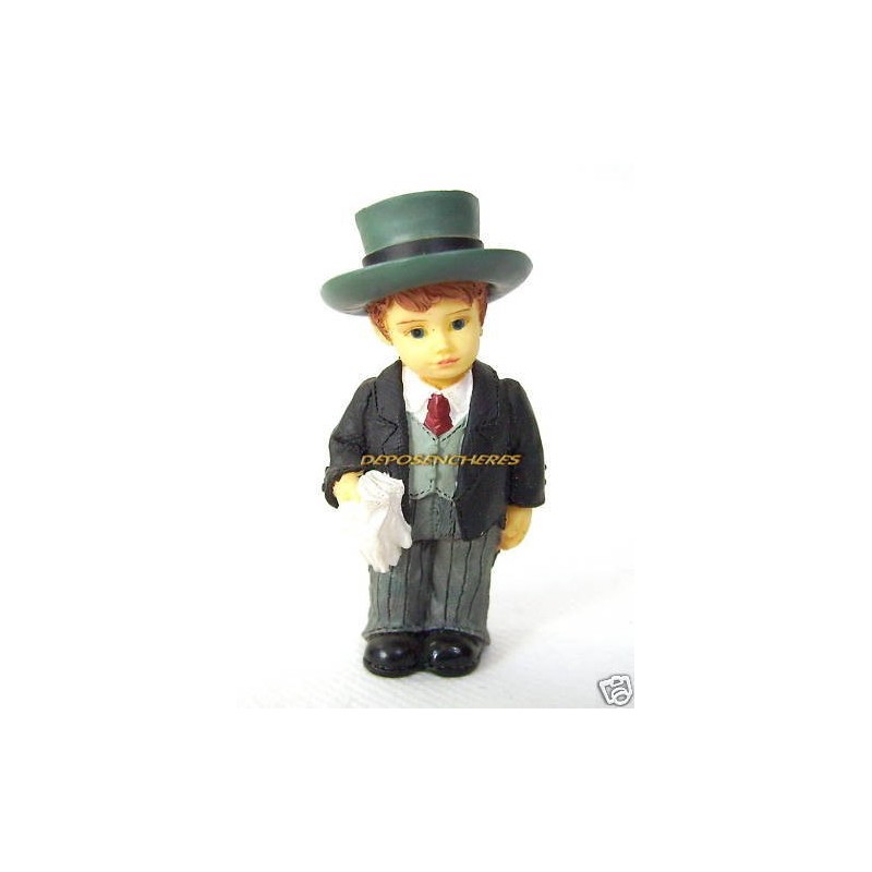 FIGURINE PETIT MARIE AVEC GANTS ET CHAPEAU EN RESINE