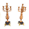 PAIRE DE CHANDELIERS EN REGULE SUR BASE EN MARBRE