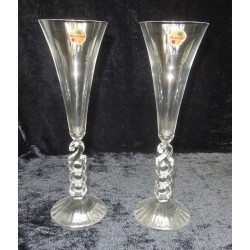 LOT 2 FLUTES A CHAMPAGNE AN...