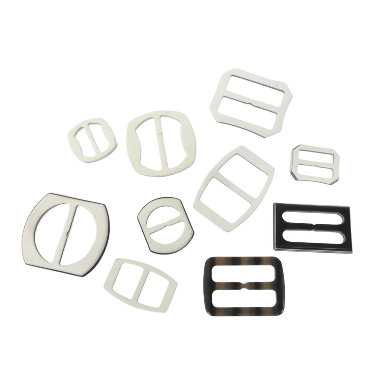 LOT 10 BOUCLES DE CEINTURE PLASTIQUE ASSORTIES
