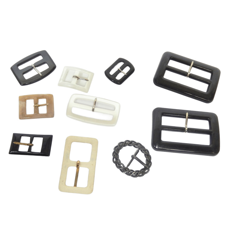 LOT 10 BOUCLES DE CEINTURE ASSORTIES